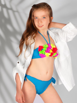 девочки в плавках"