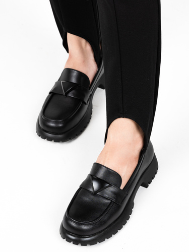 кожаные классические лоферы на ногах