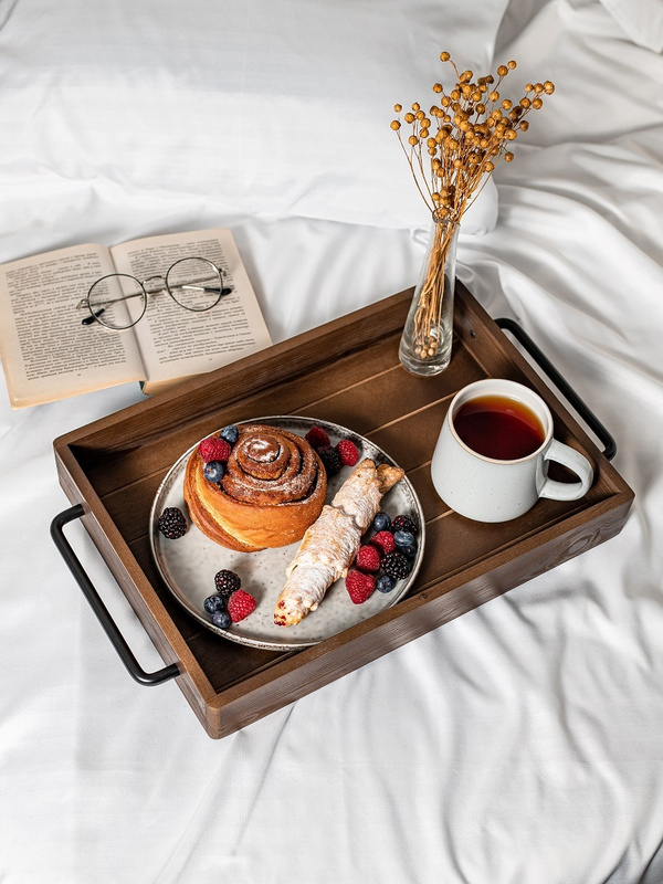 деревянный поднос с завтраком и цветами