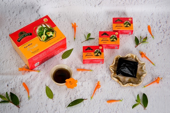 Qirgizistonda yalangoch qizlar