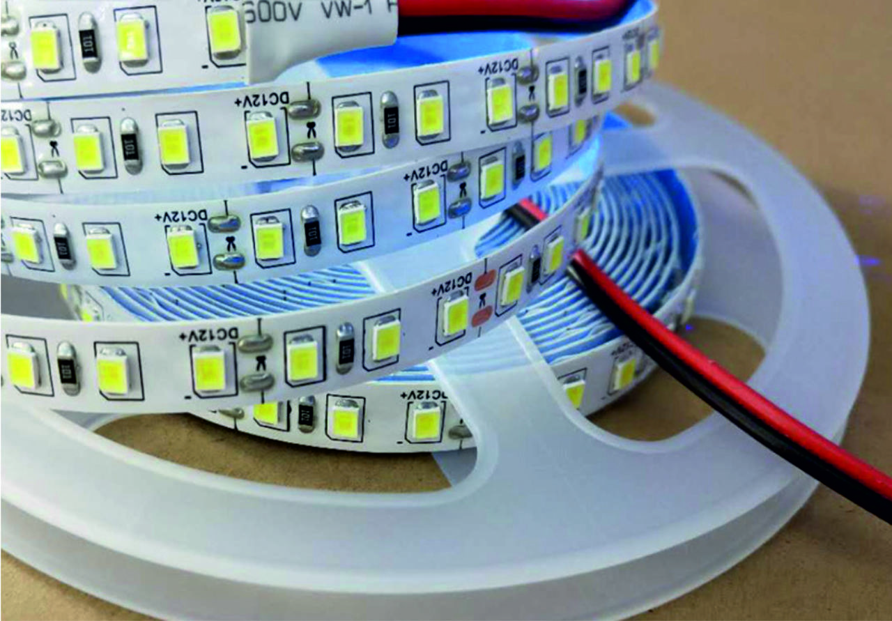 Метр светодиодной ленты. Светодиодная лента SMD 2835. SMD 2835 лента. Светодиодная лента 2835 120 led. Светодиодная лента СМД 180 диодов на метр.