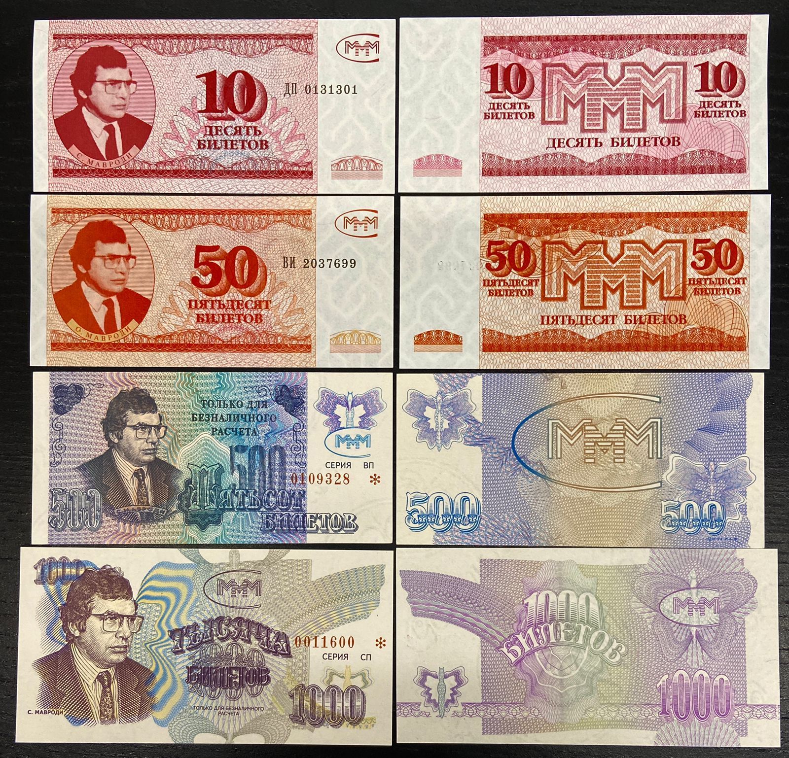 Сол иығында түрлі көбелектер бар порноактриса