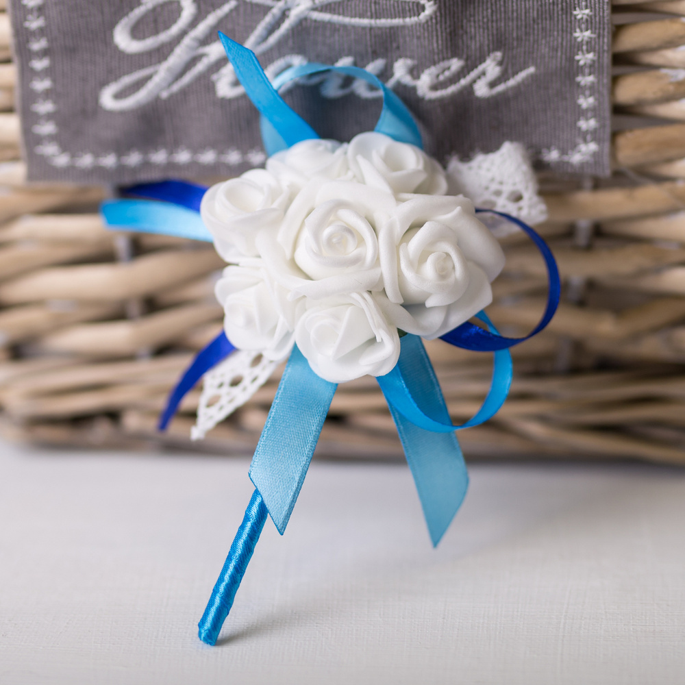 Красивая бутоньерка на свадьбу для жениха или свидетеля с белыми латексными  розами, светлым кружевом и атласными лентами голубого цвета купить по  выгодной цене в интернет-магазине OZON (229900012)