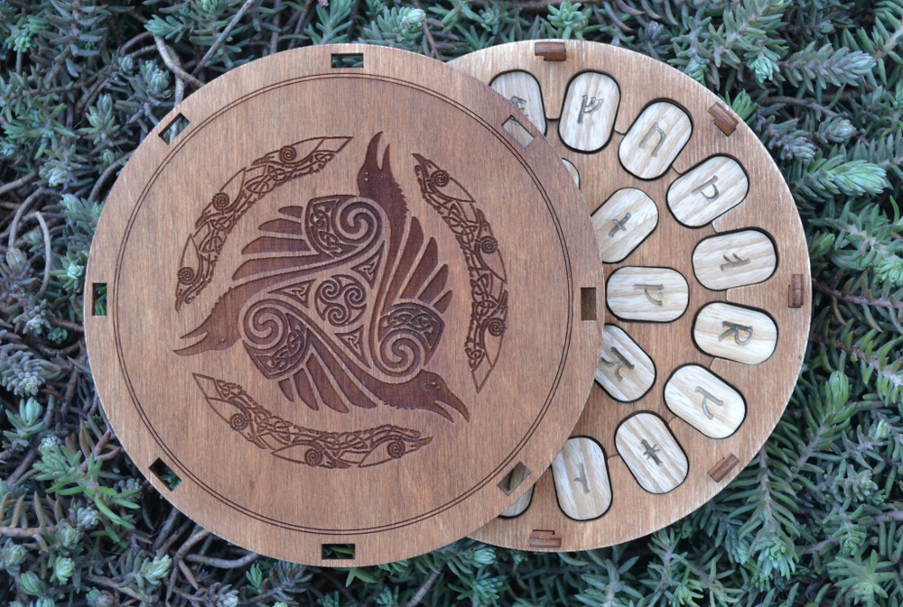 Исландские руны в круглой коробке "Три Ворона" - купить с доставкой по ...