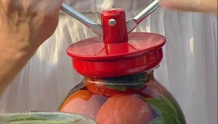 Как снять крышку с банки: 3 нетипичных, но простых и удобных метода