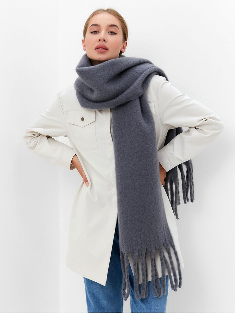 Мех, крупная вязка и клетка: модные шарфы осень-зима 2020-2021