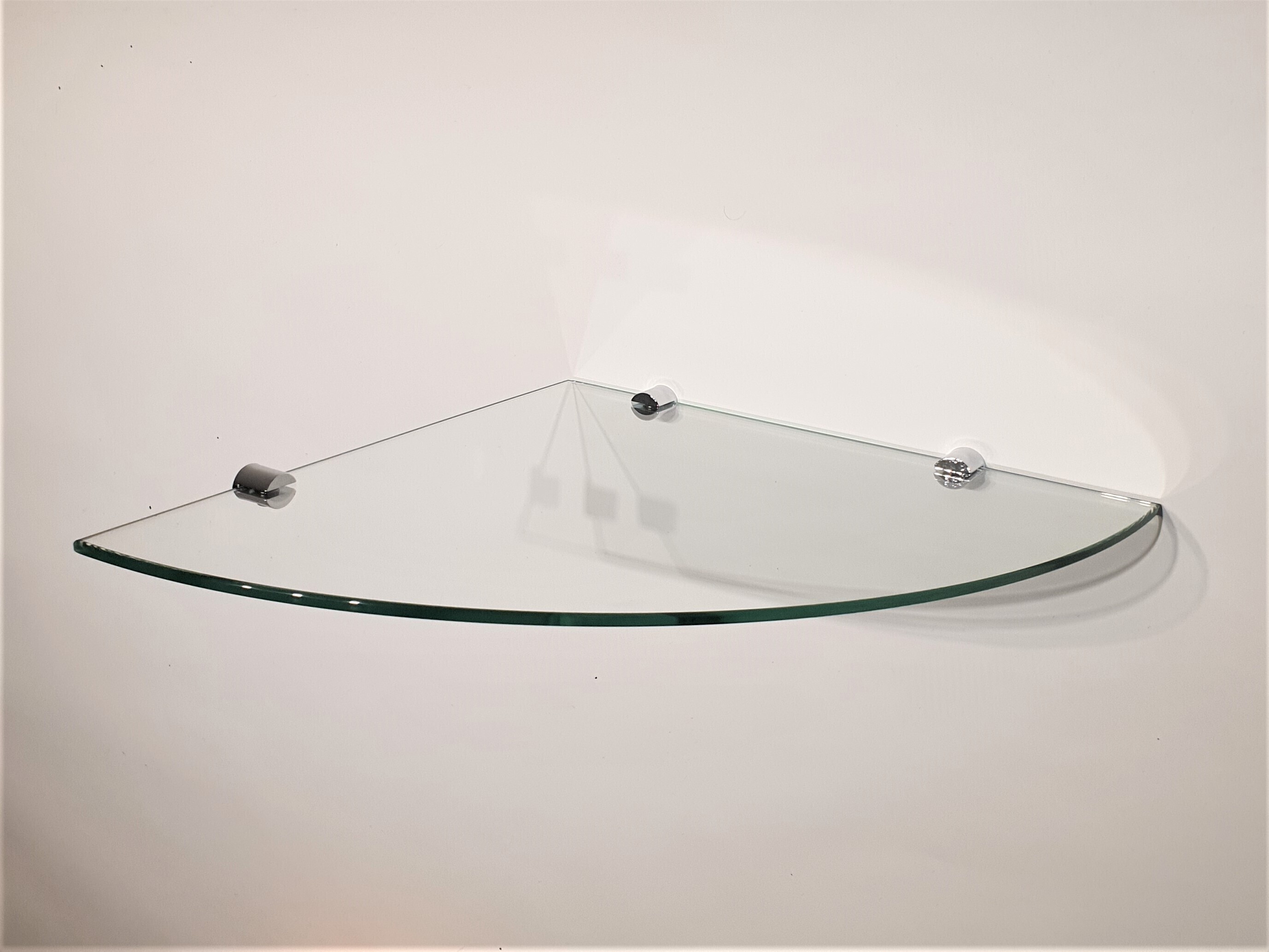 Сборка угловой полки: прикручивание полочек к основе