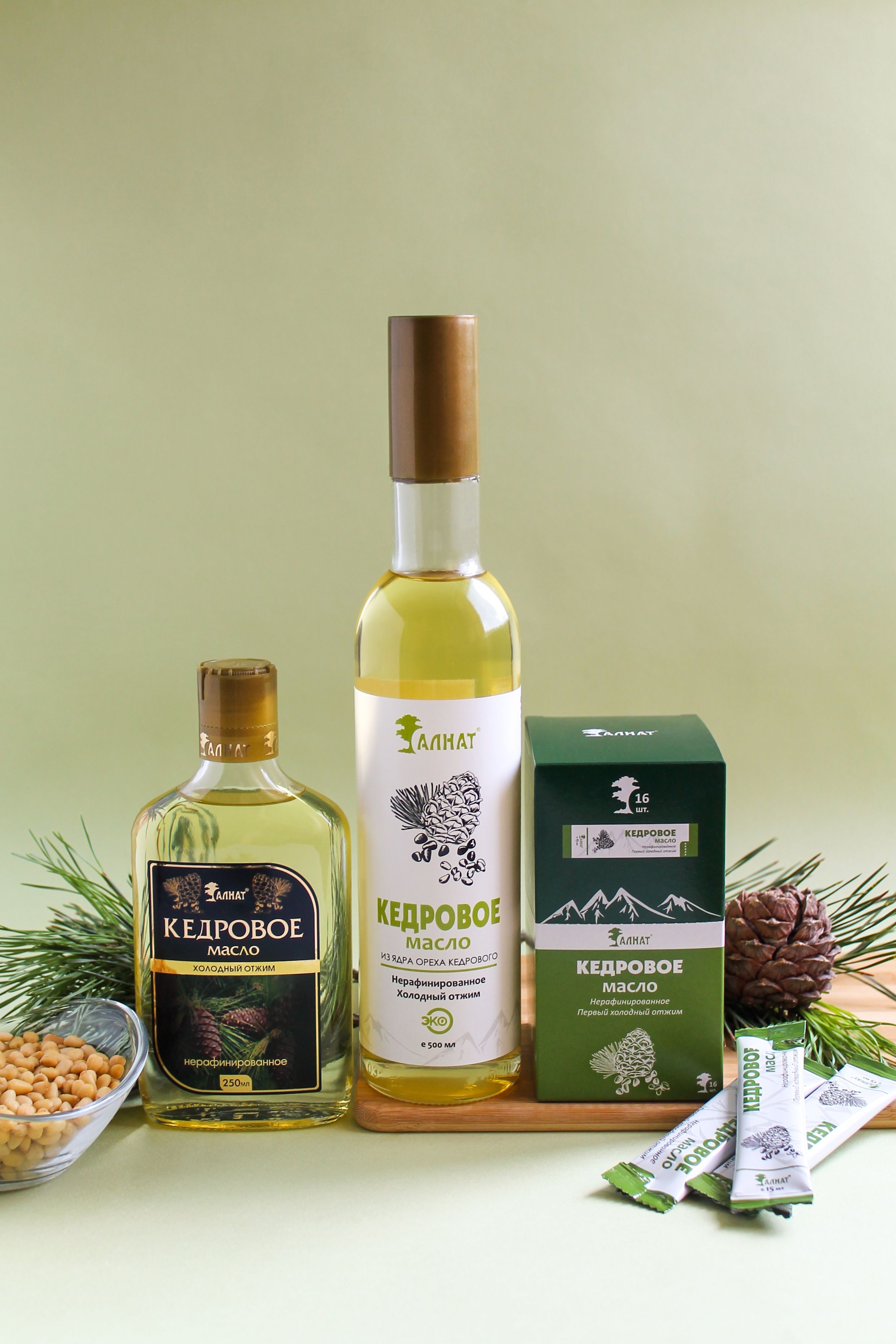 Масло кедрового ореха сыродавленное. Масло из кедровых орешков. Масло кедрового ореха холодного отжима. Масло кедрового ореха холодного отжима. Кедровое масло холодного отжима.