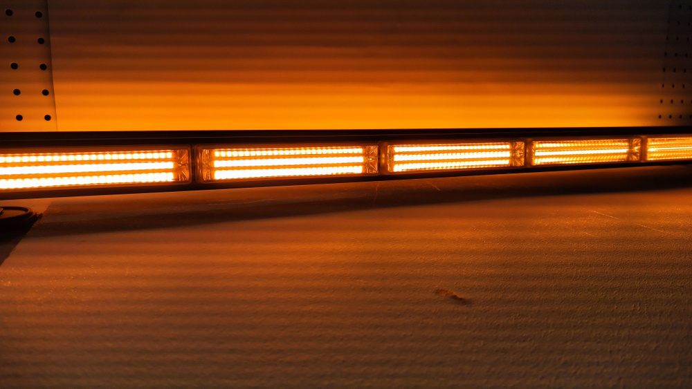 Огни автопоезда. Балка светодиодная двухсторонняя желтая для спецтехники. Стробоскоп оранжевый для спецтехники. Лед балка оранжевая.