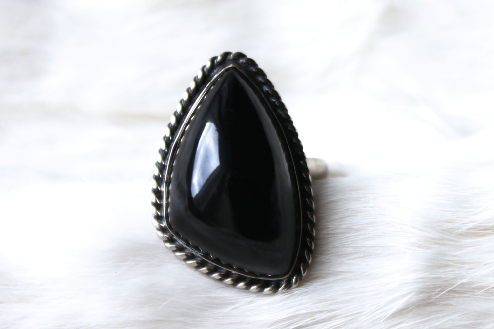 Кольцо с турмалином черным шерл треугольное - купить с доставкой по ...