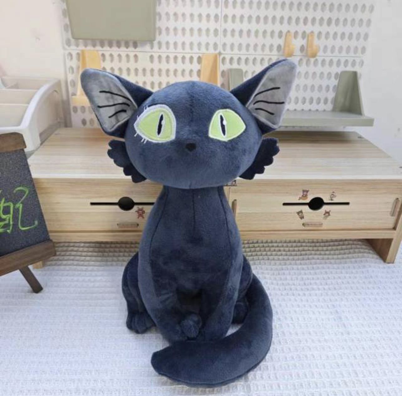 Мягкая игрушка Кот Дайджин 25 см Черный Судзумэ закрывающая двери
