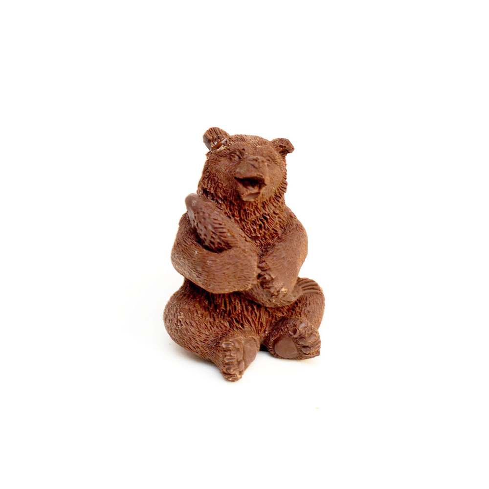Подарочная шоколадная фигура Frade/Фраде - Медведь с рыбой (вес-58г) (молочный)  #1
