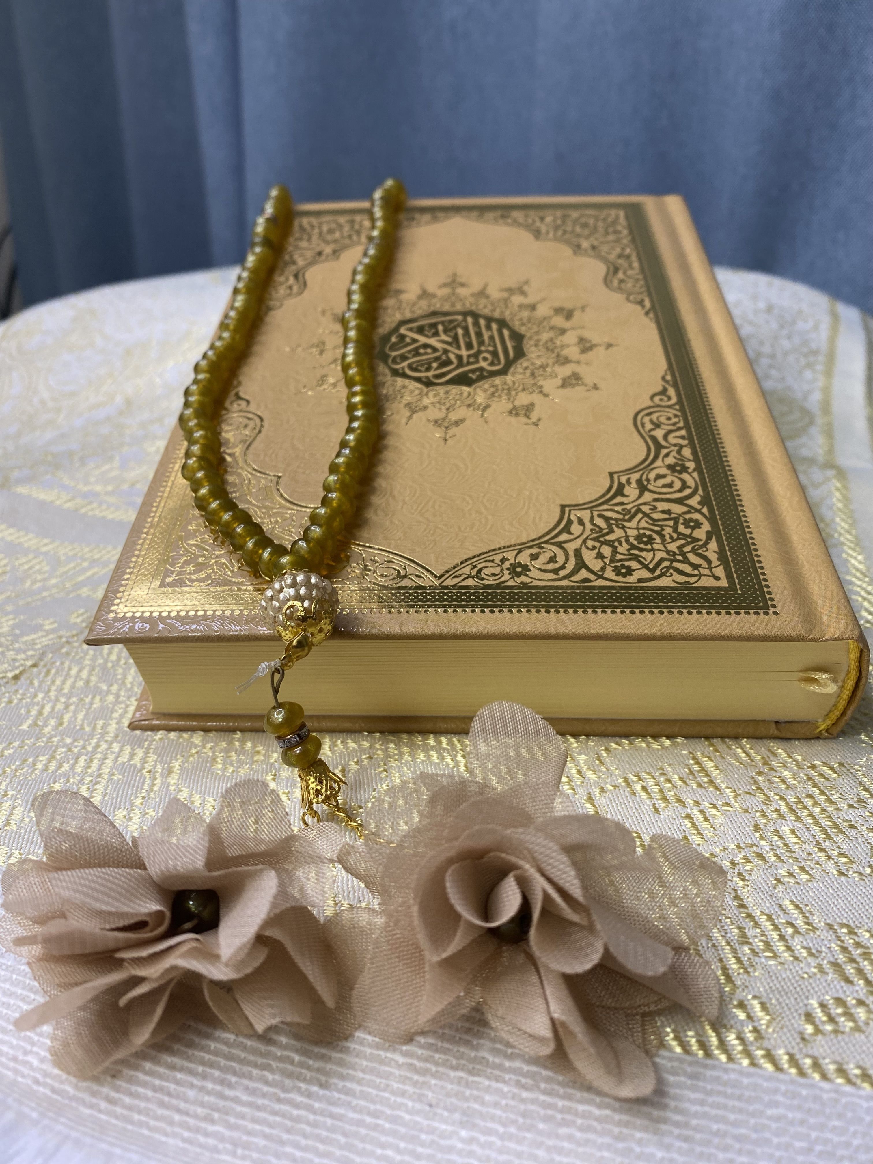 Мусульманский набор. Коран в шкатулке подарочный. Набор для мусульманина подарочный. Коран и четки. Коран и коврик.