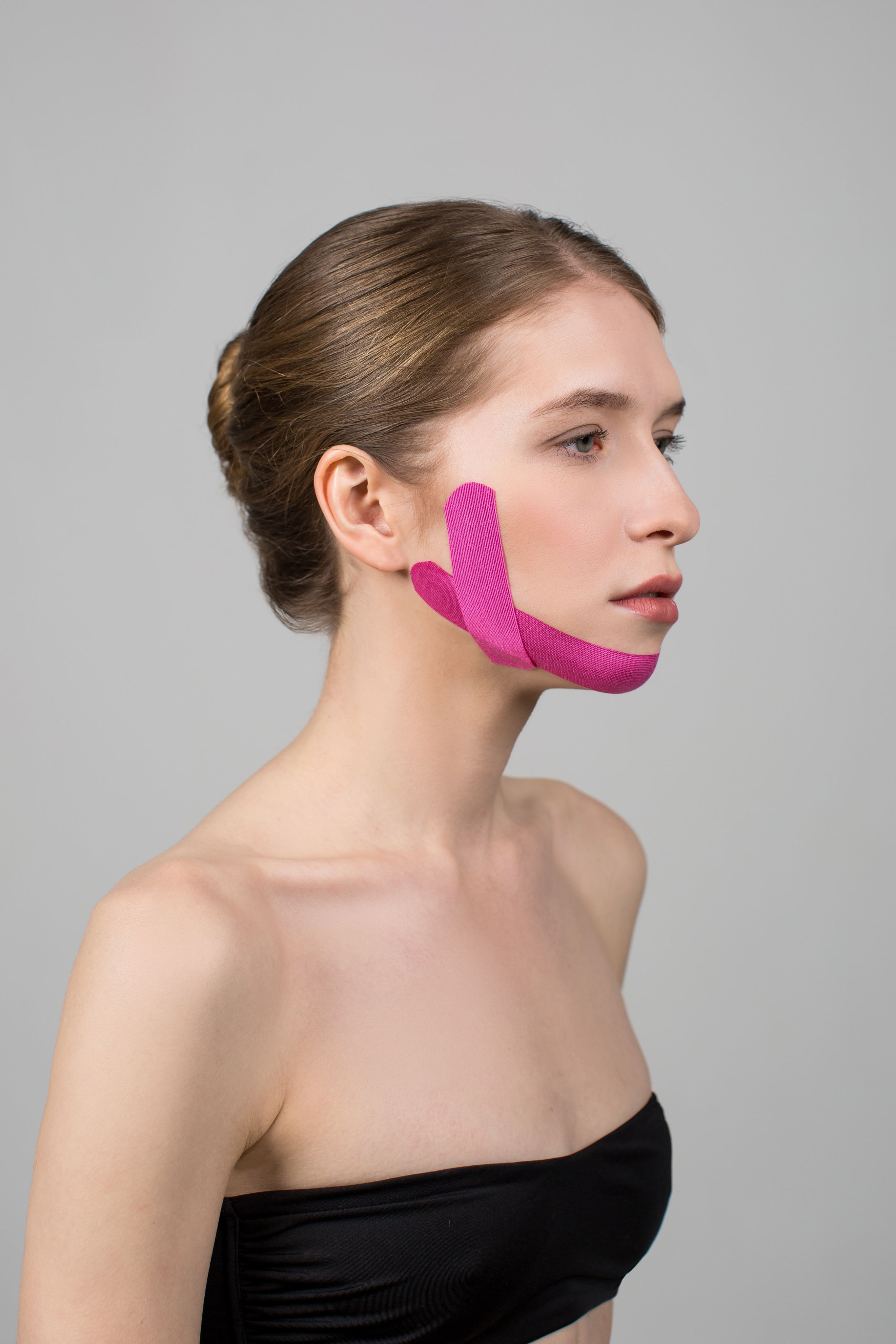 Тейпы на подбородок от второго подбородка. Тейпы для подтяжки второго подбородка. Тейпирование второго подбородка. Тейпы для лица от второго подбородка. Тейпы на подбородок от второго подбородка.