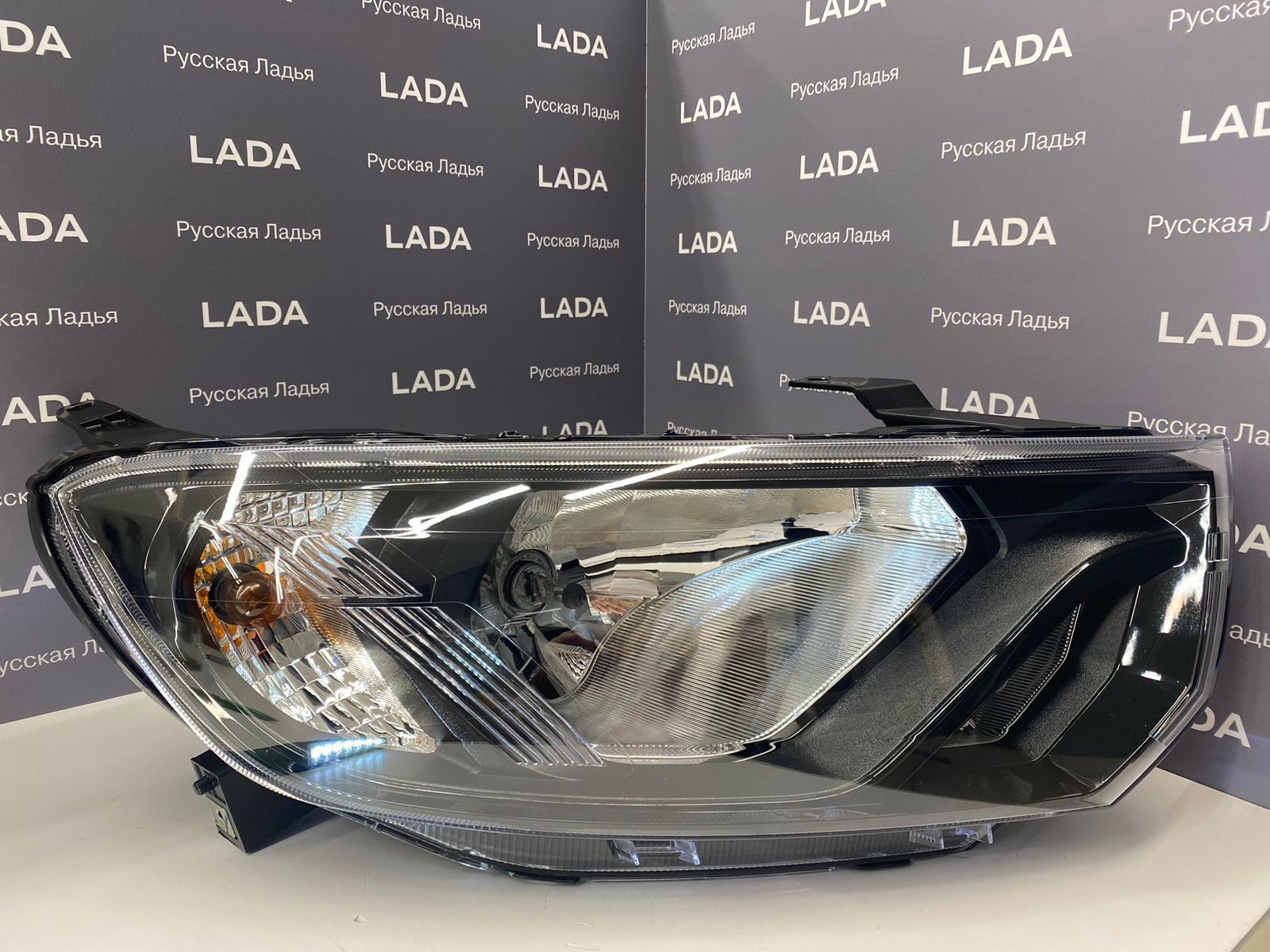 Фара Granta FL прав (LADA)