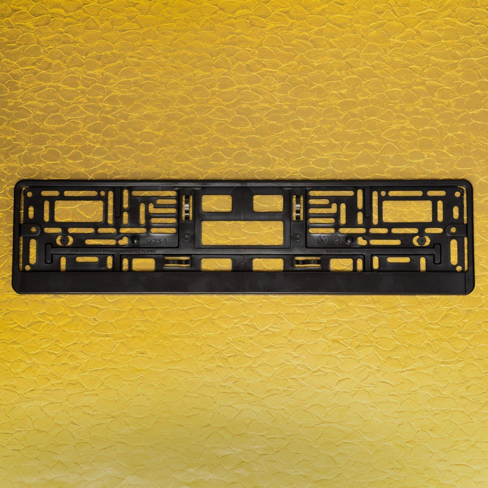 Рамка для номера автомобиля 52,7х13,5х1,3 см AVS, черная / Авторамка  номерного знака (госномера), крепление нижняя защелка RN-15 A07726S-1