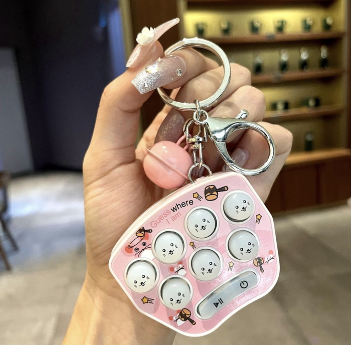 Ключ хомяк 11 августа. Хомячок брелок из плюшевой пряжи. Брелок редиска. Ключ хомяк 11 августа. Хомячок брелок.