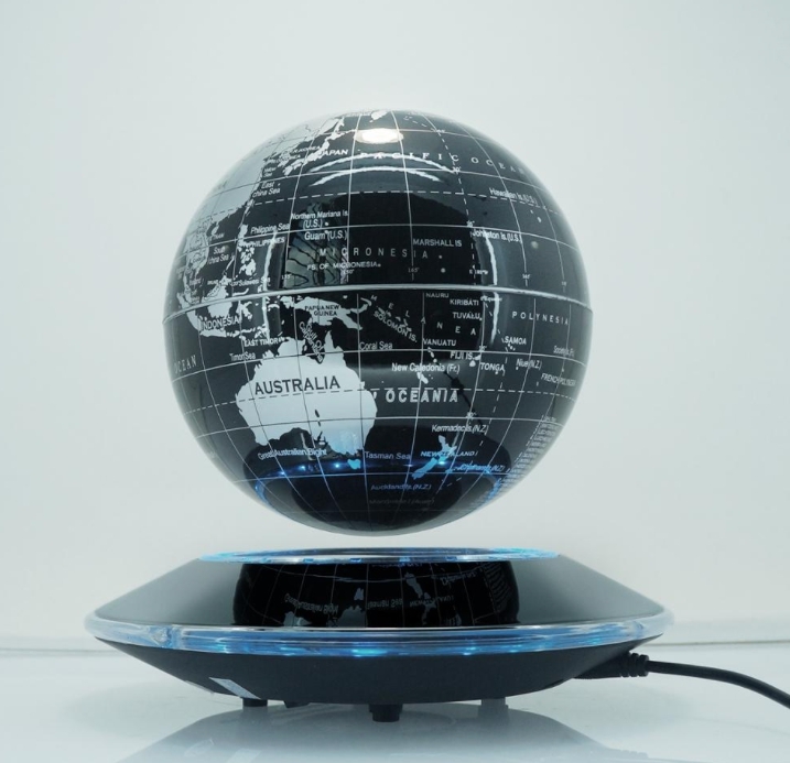 глобус с подсветкой и биткоин монетами вокруг него