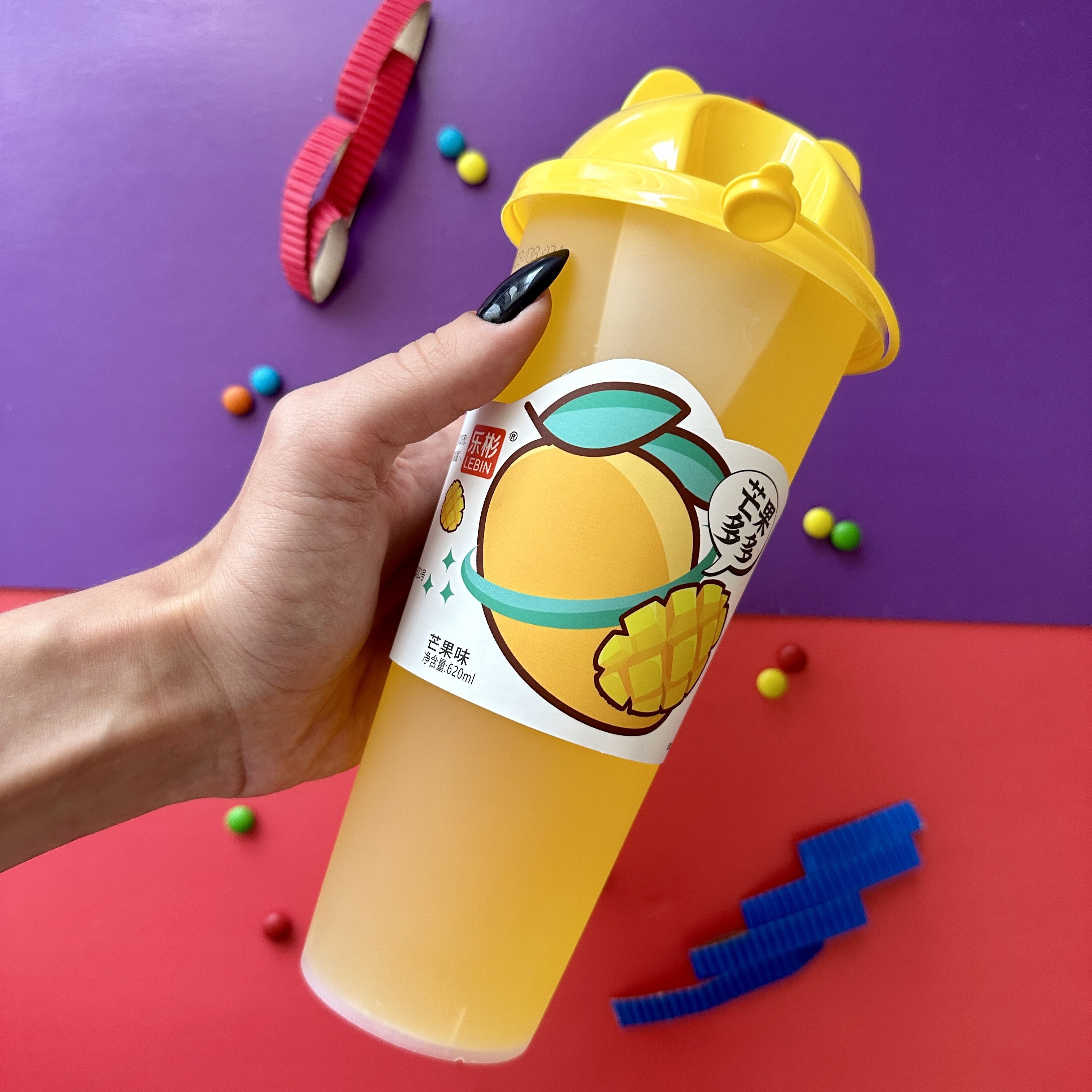 oilaviy guruh insest Yubka kiygan joja bir qolini silkitadi