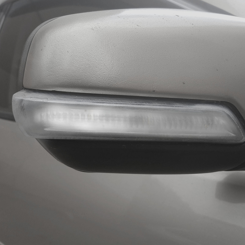 Пластиковый элемент повторителя поворотника в зеркало на Волга Сайбер с ...