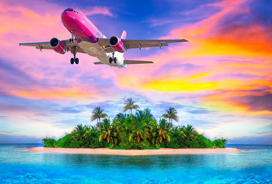 Летим над островами карибского моря. Самолет над морем. Самолет над островом. Самолет море пальмы. Самолет над пальмами.