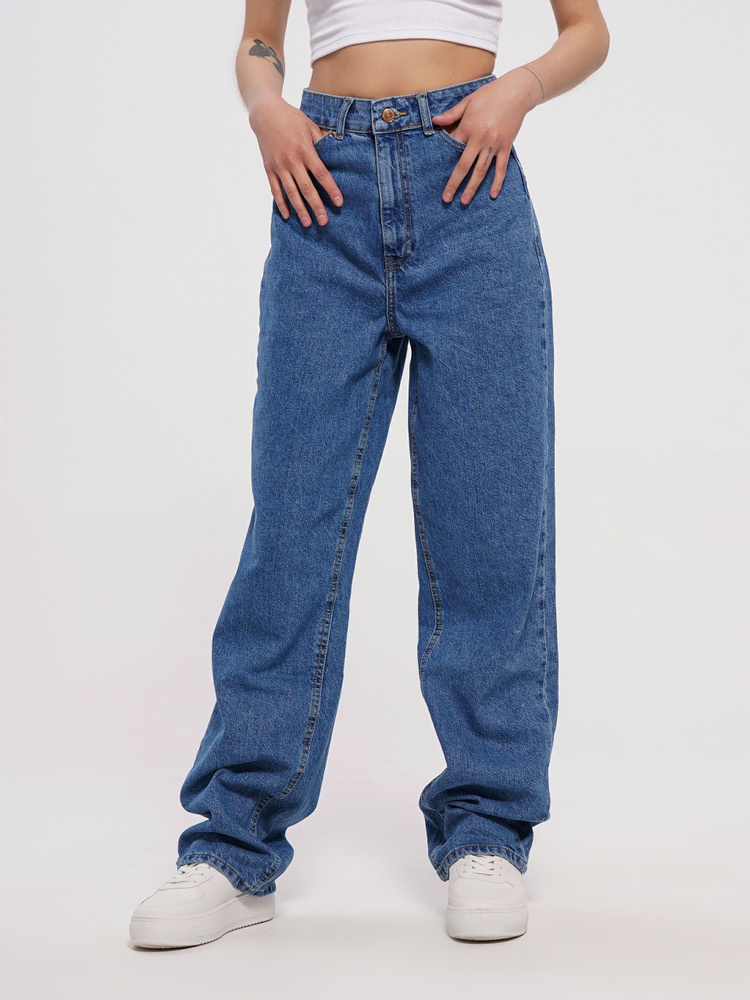 Упругие попки девушек в обтягивающих джинсах