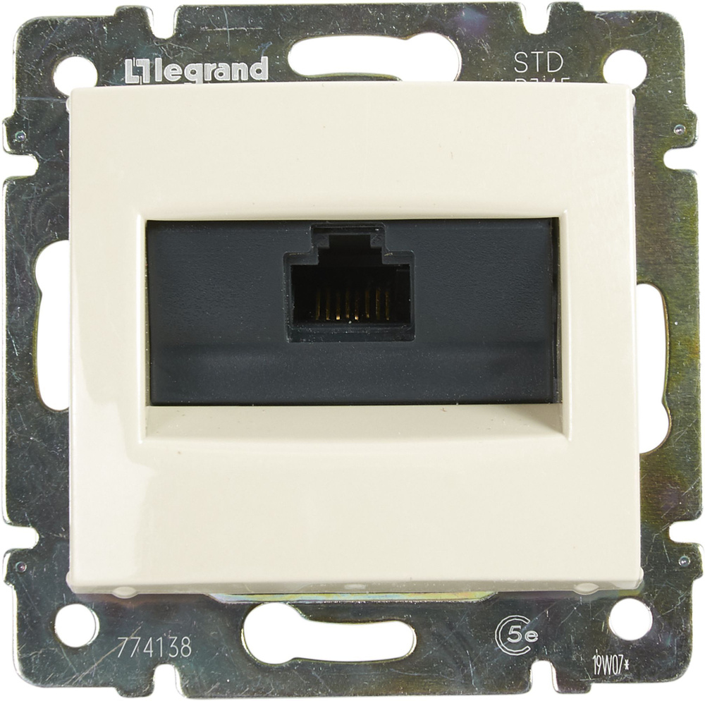 Розетка компьютерная встраиваемая Valena RJ45 UTP cat 5 цвет слоновая ...