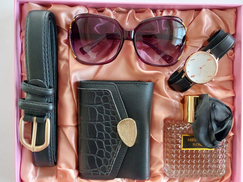 модные аксессуары на столе часы очки сумка