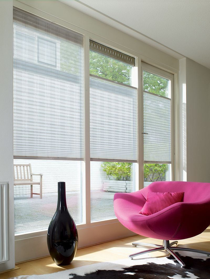 Мягкие жалюзи на окна. Плиссе Hunter Douglas. RSG плиссе. Шторы плиссе р1702. Рулонные шторы на панорамные окна.