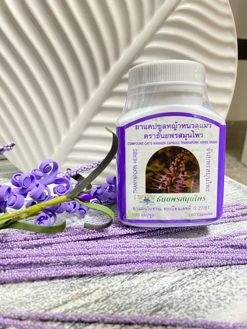 Интернетте шұлық киген нәзік әйелдер бейнеленген порно көру.