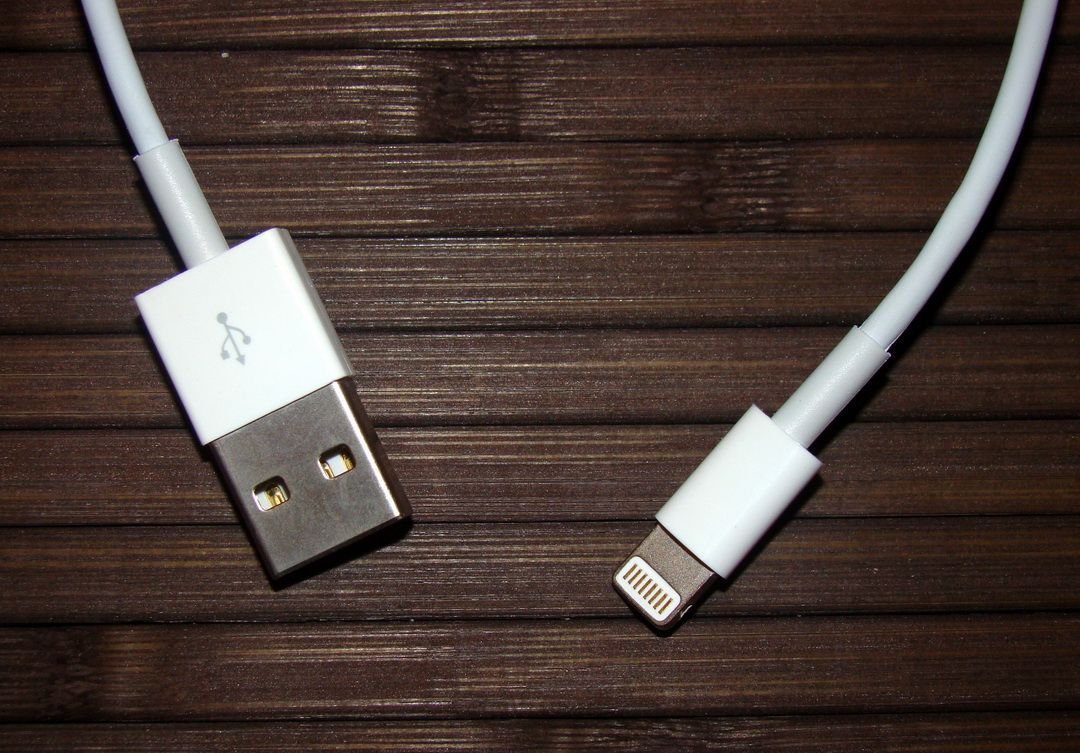 Зарядка iphone lightning usb. Разъем Лайтинг iphone. Кабель Лайтинг для айфона оригинал. Провод Лайтнинг юсб. Айфон на зарядке Лайтнинг.