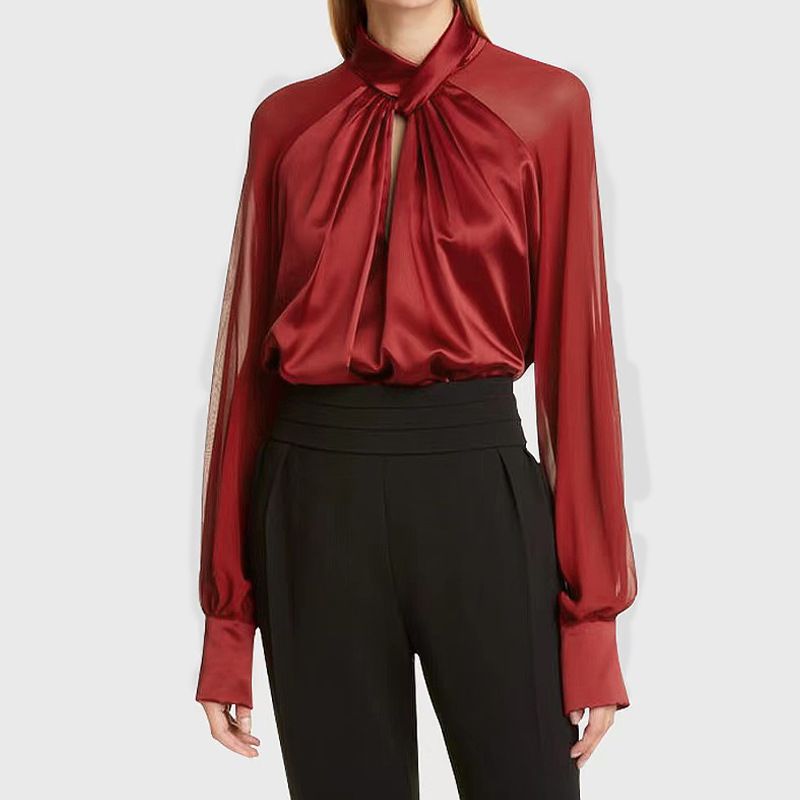 женская шелковая блуза на вешалке