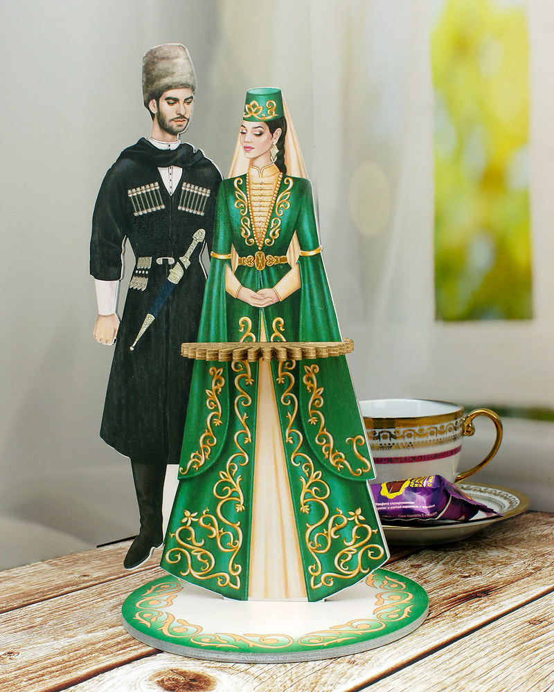 Кавказская пара в национальной одежде
