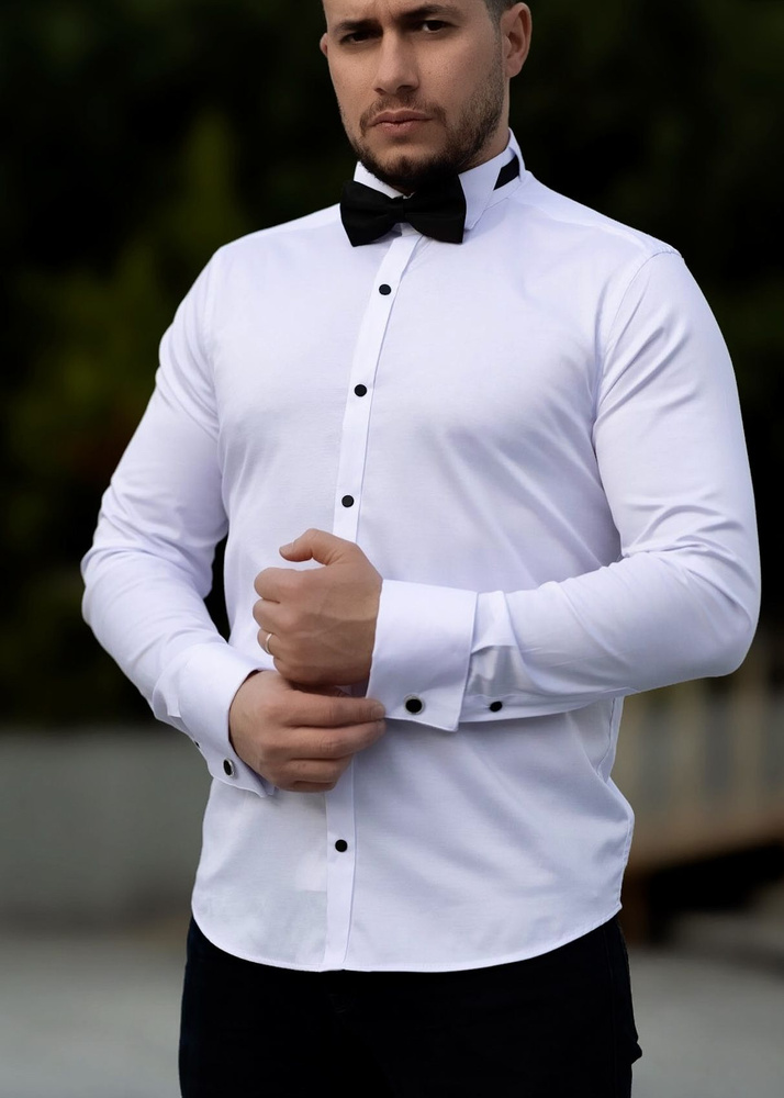 мужские запонки и галстук-бабочка на белой рубашке