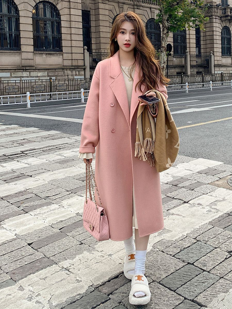 Розовое пальто из ткани 