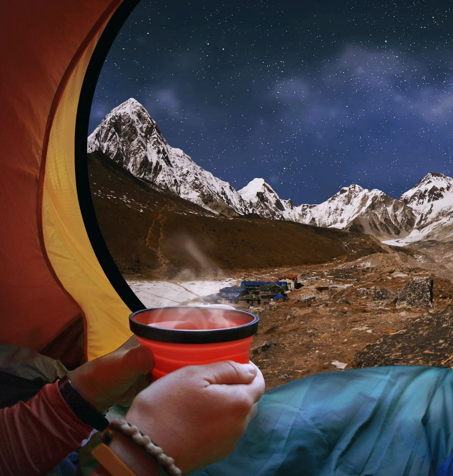 Человек в палатке с чашкой чая