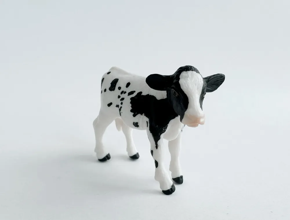 Декоративная фигурка корова. Фарфоровая статуэтка теленок лфз. Корова лефард. Статуэтка теленок. Фигурка декоративная теленок.