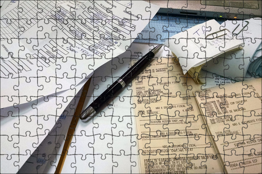 стопка бухгалтерских документов и ручка на столе