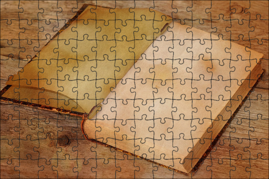 старинная книга с пожелтевшими страницами