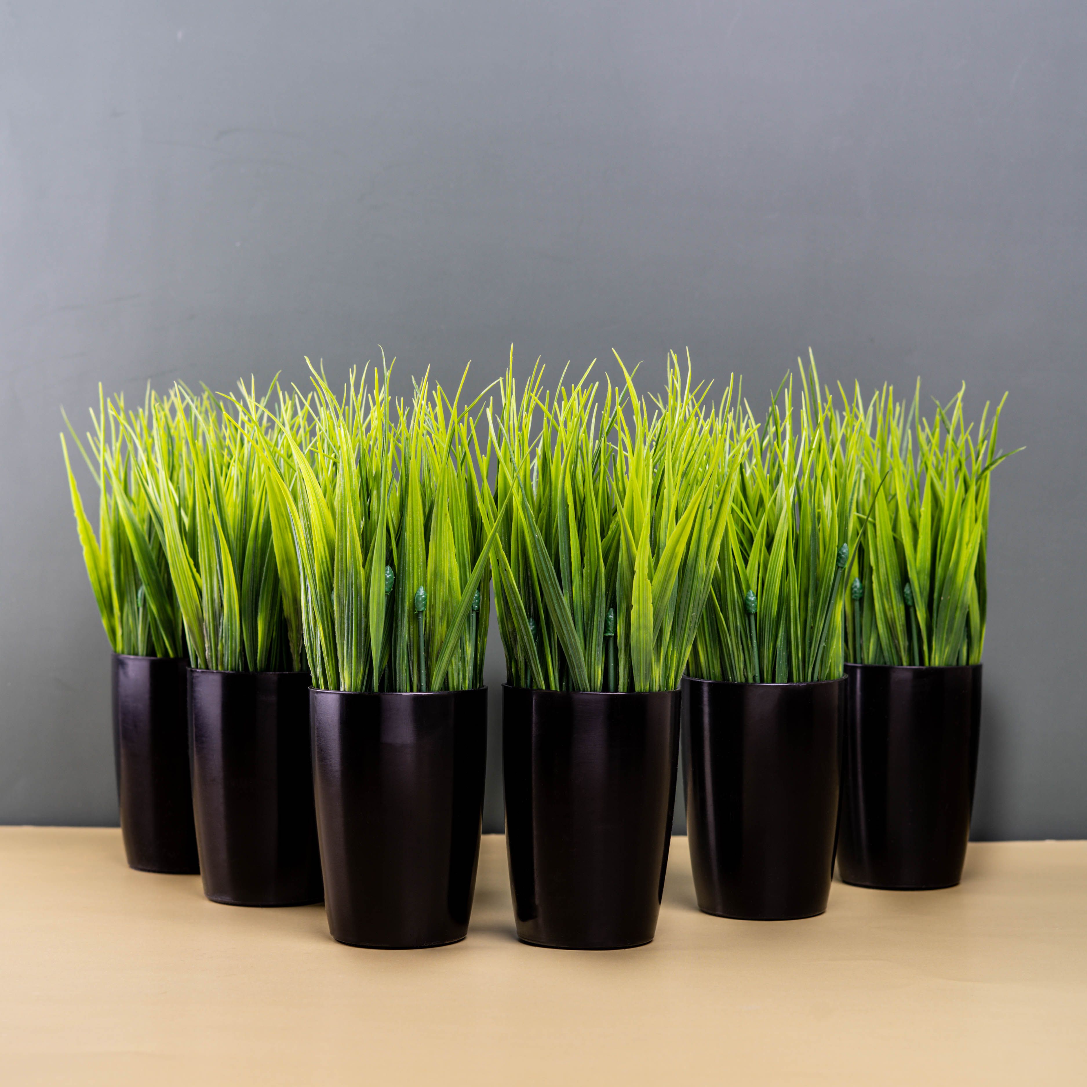 Купить Искусственные цветы и трава осока в черных горшках. Декоративные ...