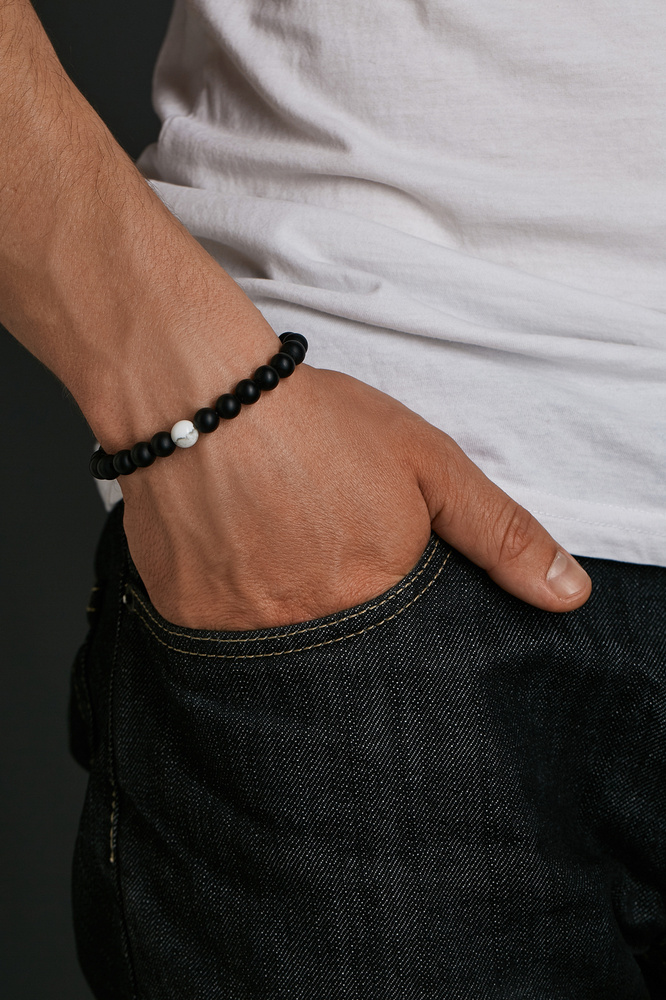 ортез на пястно-фаланговый сустав. кожаный браслет (черный). кисть руки. широкие запястья. ручные запястья.