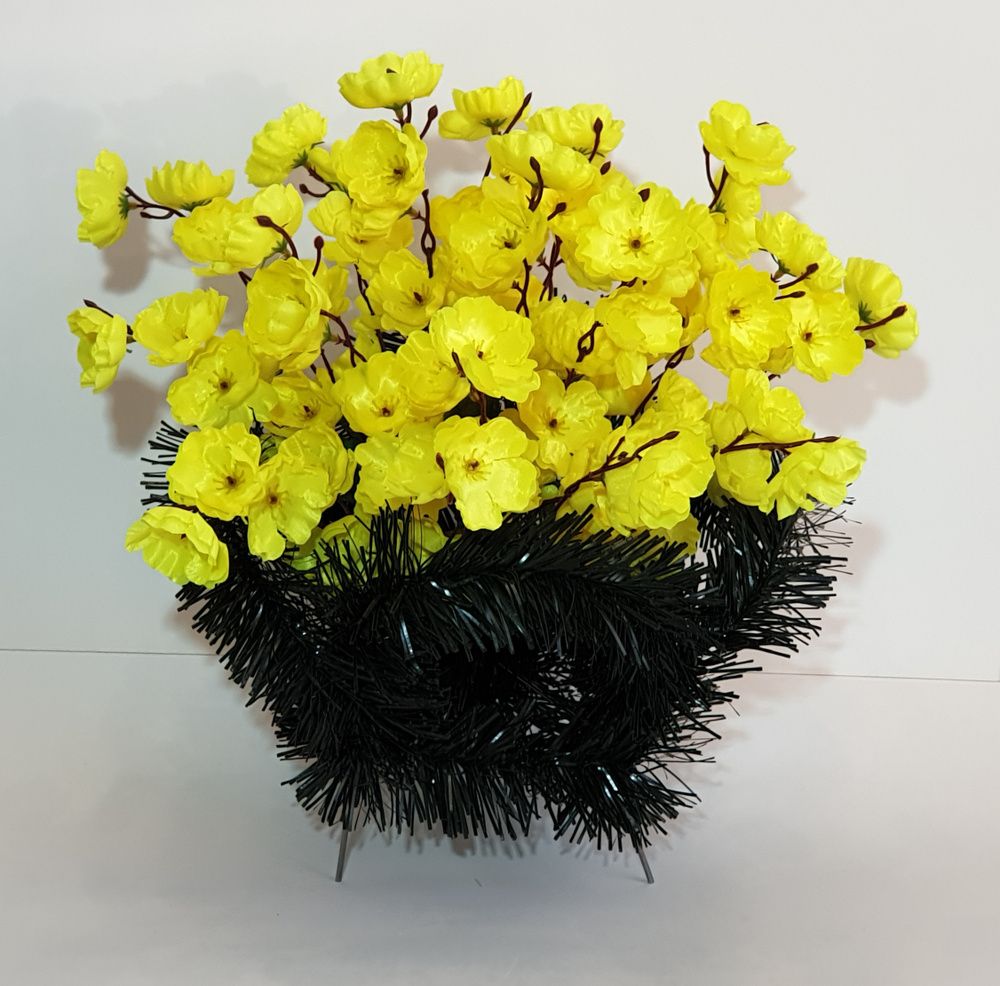 Корзина ритуальная из искусственных цветов "Сакура желтая" / Цветы искусственные для кладбища / Венок #1