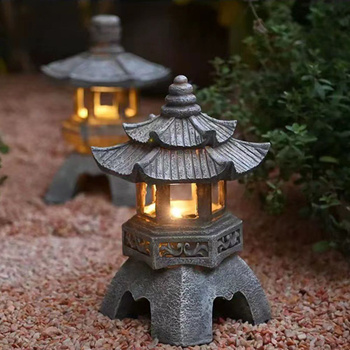 Японский фонарик из бетона в саду.