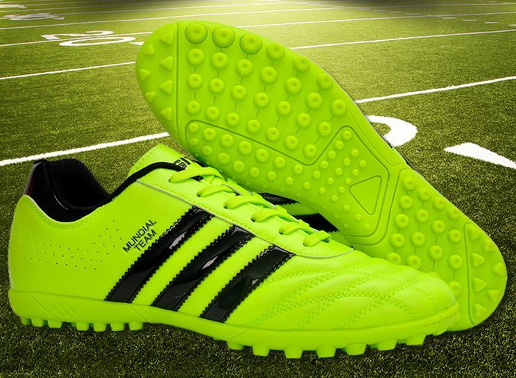 футбольные бутсы на газоне перед матчем