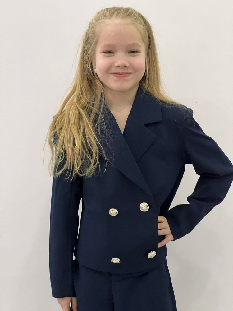 милая девочка. сб девочка. белый плащ детский. маленькие блондинки. сб девочка.