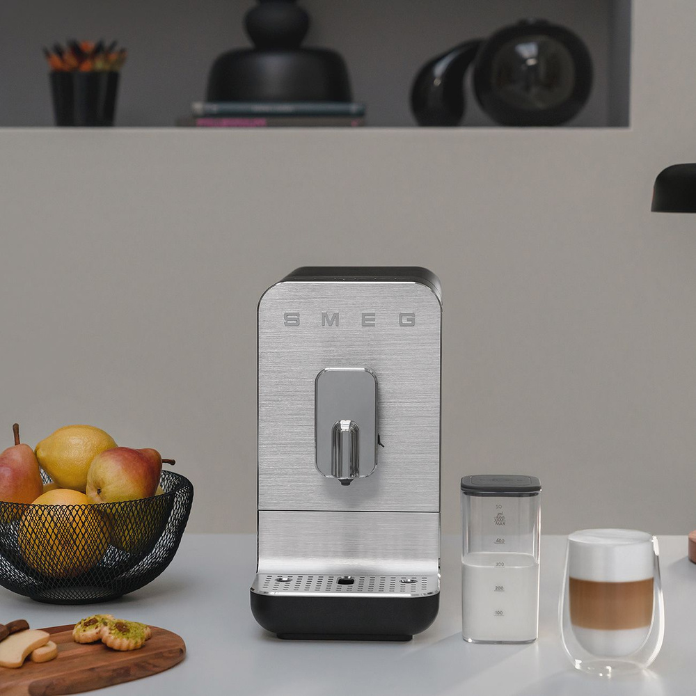 Автоматическая кофемашина Smeg BCC, черный матовый купить по выгодной ...