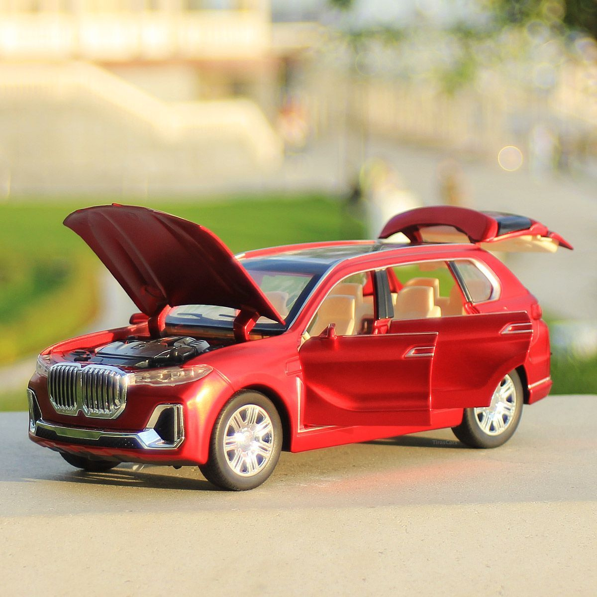 Модель автомобиля BMW X7 в масштабе 1:24