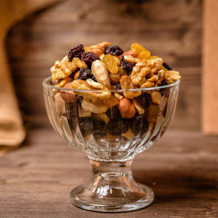 миска с грецкими орехами и курагой