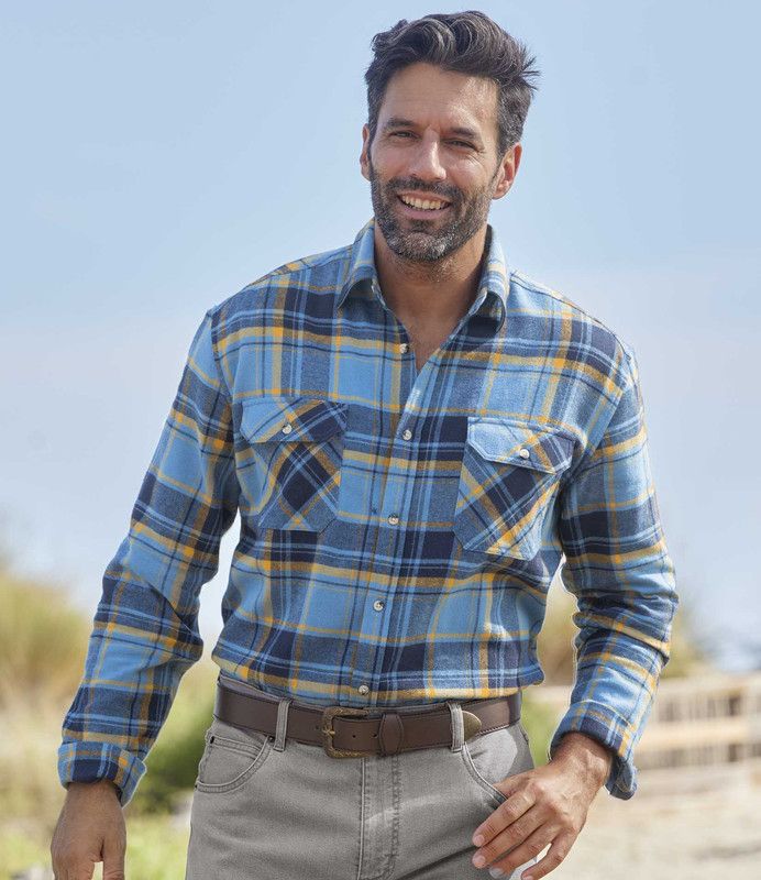 мужчина в фланелевой рубашке и джинсах