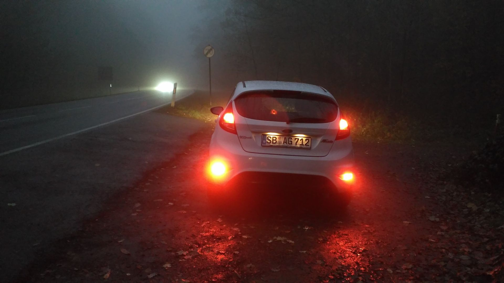 Задние противотуманные фары можно. Ford Fiesta противотуманки задние. Задняя противотуманная фара в тумане Солярис. Свет противотуманных фар Джентра 2013. Противотуманныйый фонари на машине.